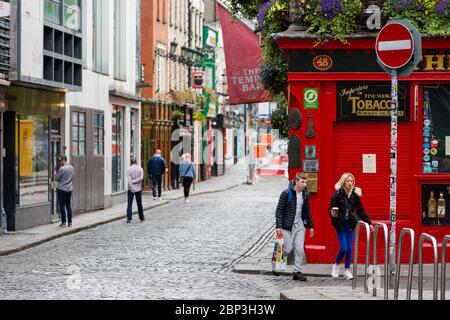 Verlassene gepflasterte Dublin`s Temple Lane mit dem Temple Bar Pub im Hintergrund beliebtes Touristenziel wegen der Sperrung der Covid-19-Pandemie geschlossen. Stockfoto